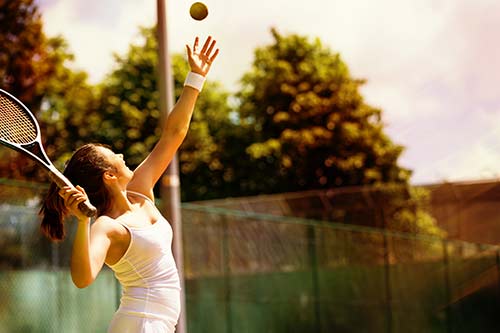 Frau spielt Tennis – Schulterluxation